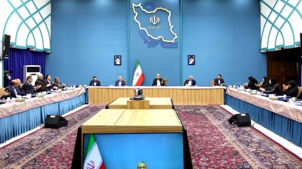 رئیس‌جمهور ایران تأکید کرد که کشور نباید از دیگر کشورها عقب‌تر باشد.