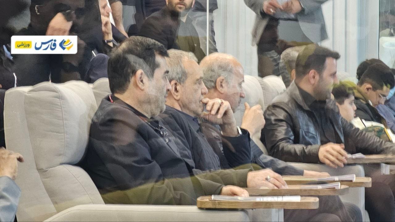 رئیس‌جمهور در ورزشگاه آزادی دیدار ایران و امارات را تماشا کرد.